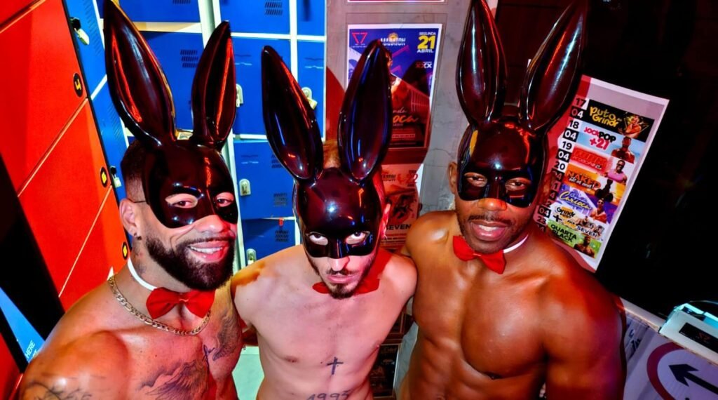Festas Seven Cruising Bar. O melhor bar somente para homens do mundo todo, tem uma programação intensa e masculina de festas incríveis organizadas por João Junior (O Deus dos homens deste milénio).